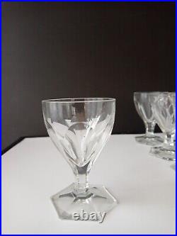 12 Verres en cristal de baccarat Saint Louis A Pans Coupés 12 Verres en cristal de baccarat Saint Louis A Pans Coupés