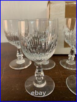 17 verres à vin rouge modèle Liane en cristal de Saint Louis (prix à la pièce) 17 verres à vin rouge modèle Liane en cristal de Saint Louis (prix à la pièce)