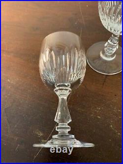 17 verres à vin rouge modèle Liane en cristal de Saint Louis (prix à la pièce) 17 verres à vin rouge modèle Liane en cristal de Saint Louis (prix à la pièce)