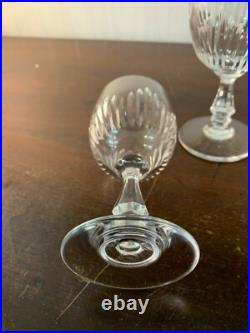 17 verres à vin rouge modèle Liane en cristal de Saint Louis (prix à la pièce) 17 verres à vin rouge modèle Liane en cristal de Saint Louis (prix à la pièce)
