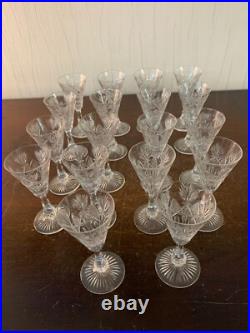 18 verres à liqueur modèle taillé épi cristal de Saint Louis (prix à la pièce)