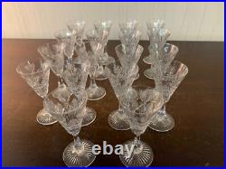 18 verres à liqueur modèle taillé épi cristal de Saint Louis (prix à la pièce)