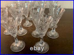18 verres à liqueur modèle taillé épi cristal de Saint Louis (prix à la pièce)