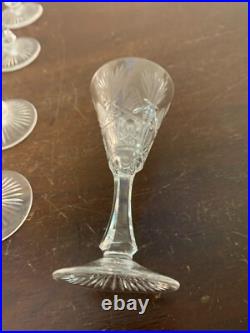 18 verres à liqueur modèle taillé épi cristal de Saint Louis (prix à la pièce)