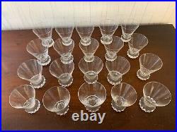 25 verres à vin blanc modèle diamant en cristal de Saint Louis (prix à la pièce) 25 verres à vin blanc modèle diamant en cristal de Saint Louis (prix à la pièce)