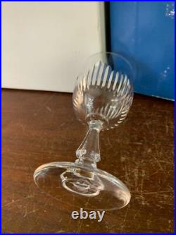 30 verres à vin blanc modèle Liane en cristal de Saint Louis (prix à la pièce) 30 verres à vin blanc modèle Liane en cristal de Saint Louis (prix à la pièce)