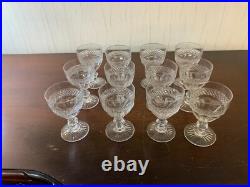 32 verres à vin rouge modèle Trianon en cristal de Saint Louis (prix à la pièce) 32 verres à vin rouge modèle Trianon en cristal de Saint Louis (prix à la pièce)