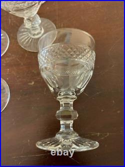 32 verres à vin rouge modèle Trianon en cristal de Saint Louis (prix à la pièce) 32 verres à vin rouge modèle Trianon en cristal de Saint Louis (prix à la pièce)