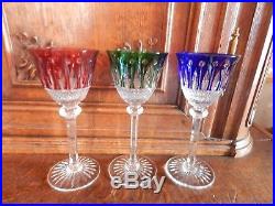 3 verres en cristal taillé de Saint Louis modèle Tommy. H. Vert rouge bleu