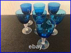 7 verres à vin bleu modèle grand lieu cristal de Saint Louis (prix à la pièce)