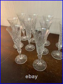 9 flûtes à champagne modèle taillé en cristal de Saint Louis (prix à la pièce) 9 flûtes à champagne modèle taillé en cristal de Saint Louis (prix à la pièce)