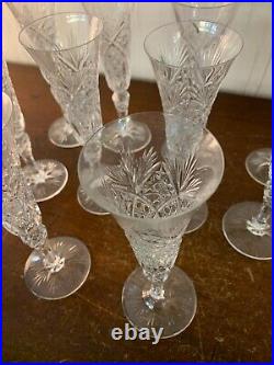 9 flûtes à champagne modèle taillé en cristal de Saint Louis (prix à la pièce) 9 flûtes à champagne modèle taillé en cristal de Saint Louis (prix à la pièce)