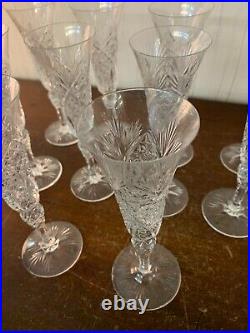 9 flûtes à champagne modèle taillé en cristal de Saint Louis (prix à la pièce) 9 flûtes à champagne modèle taillé en cristal de Saint Louis (prix à la pièce)