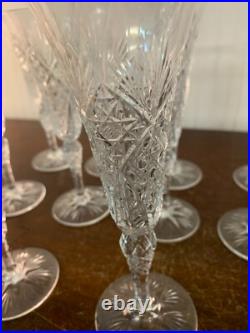 9 flûtes à champagne modèle taillé en cristal de Saint Louis (prix à la pièce) 9 flûtes à champagne modèle taillé en cristal de Saint Louis (prix à la pièce)