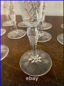 9 flûtes à champagne modèle taillé en cristal de Saint Louis (prix à la pièce) 9 flûtes à champagne modèle taillé en cristal de Saint Louis (prix à la pièce)