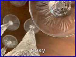 9 flûtes à champagne modèle taillé en cristal de Saint Louis (prix à la pièce) 9 flûtes à champagne modèle taillé en cristal de Saint Louis (prix à la pièce)