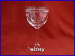 BACCARAT, St LOUIS, SERIE DE 6 VERRES A VIN EN CRISTAL GRAVE, DEBUT XXème