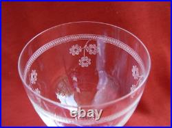BACCARAT, St LOUIS, SERIE DE 6 VERRES A VIN EN CRISTAL GRAVE, DEBUT XXème