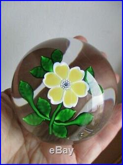 Belle boule presse-papier cristal de Saint-Louis fleur jaune