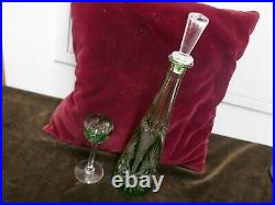 Carafe cristal taillé verte, H 26cm et 1 verre à liqueur cachet St Louis