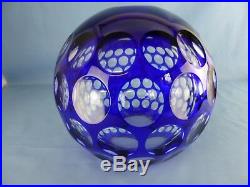 Cristal de SAINT-LOUIS grand vase boule overlay bleu doublé à facette, signé S/L