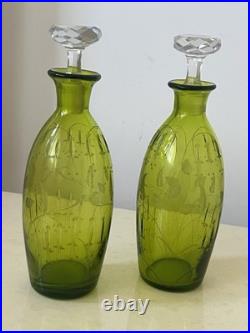 Deux Carafe A Liqueur En Cristal Gravé Saint Louis