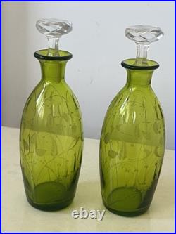 Deux Carafe A Liqueur En Cristal Gravé Saint Louis