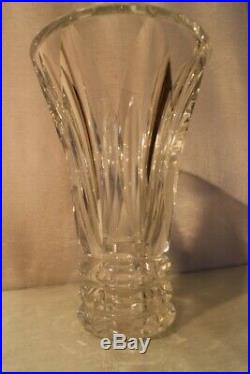 Grand et lourd vase en cristal taillé signé Saint Louis