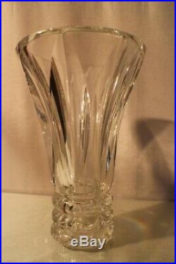 Grand et lourd vase en cristal taillé signé Saint Louis