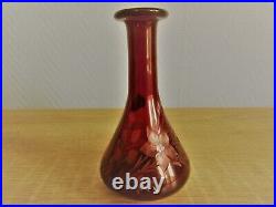 Magnifique vase miniature rouge rubis taillé en cristal de Saint Louis signé