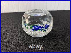 Presse papier fleures bleue en cristal de Saint Louis