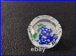 Presse papier fleures bleue en cristal de Saint Louis