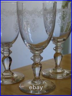 SAINT LOUIS 4 ANCIENS VERRES A VIN CRISTAL MODELE GRAVURE LOUISE 1293 ht 14,5 cm