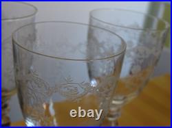 SAINT LOUIS 4 ANCIENS VERRES A VIN CRISTAL MODELE GRAVURE LOUISE 1293 ht 14,5 cm