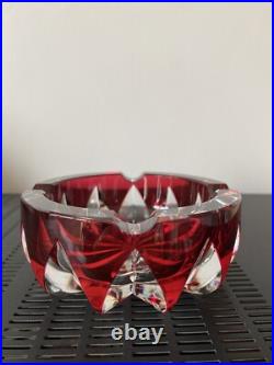 SAINT LOUIS Cendrier Ciselé Cristal Rouge Et Blanc diam. 15cm Made In France