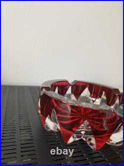 SAINT LOUIS Cendrier Ciselé Cristal Rouge Et Blanc diam. 15cm Made In France