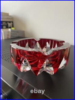 SAINT LOUIS Cendrier Ciselé Cristal Rouge Et Blanc diam. 15cm Made In France