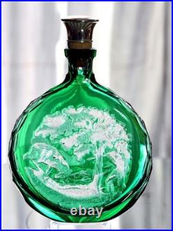 SAINT-LOUIS Flasque à alcool, en overlay de cristal, scène de chasse + coffret