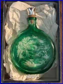 SAINT-LOUIS Flasque à alcool, en overlay de cristal, scène de chasse + coffret