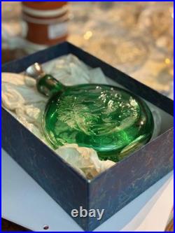 SAINT-LOUIS Flasque à alcool, en overlay de cristal, scène de chasse + coffret