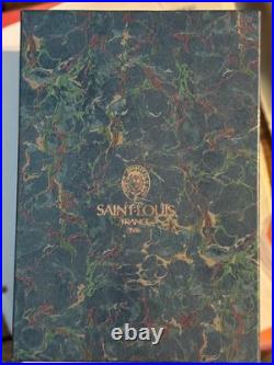 SAINT-LOUIS Flasque à alcool, en overlay de cristal, scène de chasse + coffret