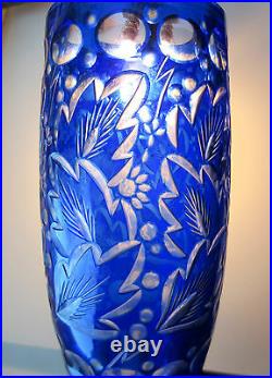 SUPERBE vase cristal Overlay bleu blanc, ciselé taillé de feuillage Saint Louis