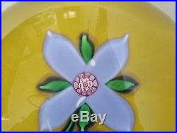 Saint-Louis. Boule presse-papier ou sulfure en cristal décor d'une fleur SL 1991