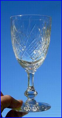 Saint Louis Service de 6 verres à vin rouge en cristal taillé, modèle Signés
