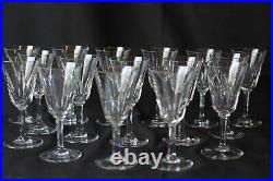 Série de 16 verres à pied en cristal St LOUIS modèle Cerdagne