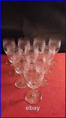 Service de 10 verres a porto en cristal de Saint Louis modèle gravé