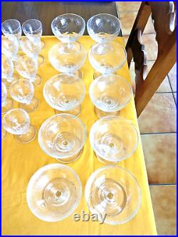 Service de 41 verres anciens en cristal gravé style Baccarat st louis