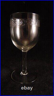 Service de 8 verres à vin en cristal de Saint Louis modèle Roty gravure 40