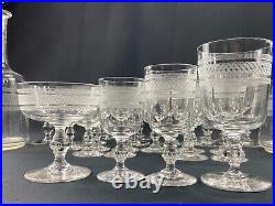 Service de verres et 2 carafes cristal à décor gravé XIXe Baccarat Saint Louis