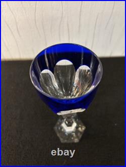 Verre bleu foncé modèle Chambord cristal de Saint Louis